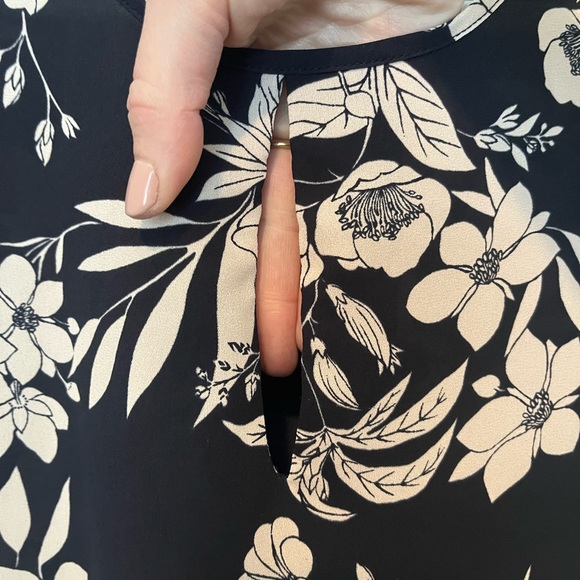 Ann Taylor 474432 Mixed Media Keyhole Tee Size M - Picture 4 of 11